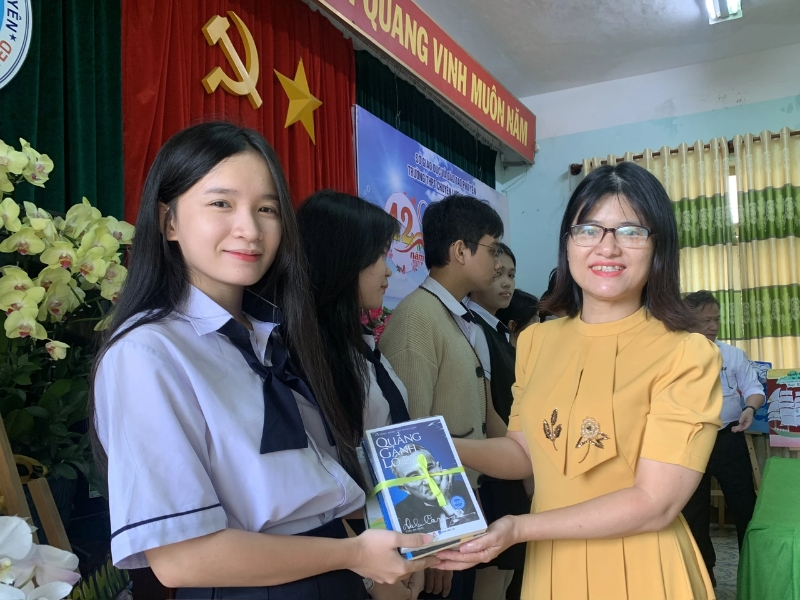 qua-tang-thay-co-dip-tet